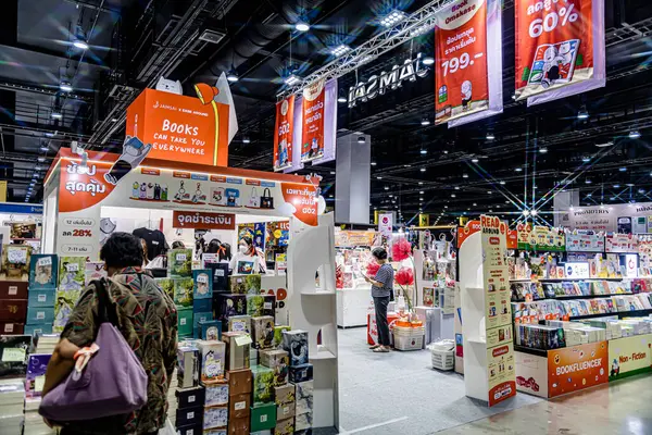 Bangkok 'taki QSNCC' de düzenlenen 53. Ulusal Kitap Fuarı 'nda bir sürü yerli insan alışveriş için kendi isteklerine göre geliyor. Bangkok, Tayland. - 28 Mart 2025.