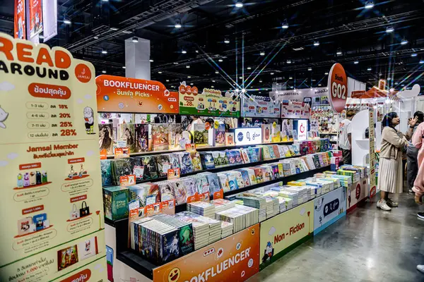 Bangkok 'taki QSNCC' de düzenlenen 53. Ulusal Kitap Fuarı 'nda bir sürü yerli insan alışveriş için kendi isteklerine göre geliyor. Bangkok, Tayland. - 28 Mart 2025.