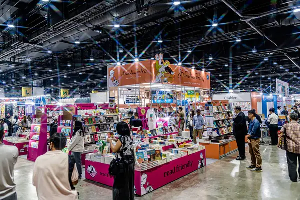 Bangkok 'taki QSNCC' de düzenlenen 53. Ulusal Kitap Fuarı 'nda bir sürü yerli insan alışveriş için kendi isteklerine göre geliyor. Bangkok, Tayland. - 28 Mart 2025.
