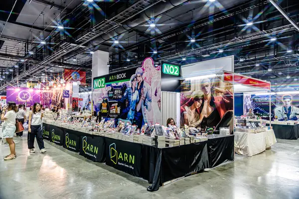 Bangkok 'taki QSNCC' de düzenlenen 53. Ulusal Kitap Fuarı 'nda bir sürü yerli insan alışveriş için kendi isteklerine göre geliyor. Bangkok, Tayland. - 28 Mart 2025.