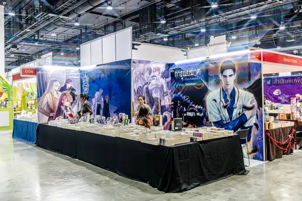 Bangkok 'taki QSNCC' de düzenlenen 53. Ulusal Kitap Fuarı 'nda bir sürü yerli insan alışveriş için kendi isteklerine göre geliyor. Bangkok, Tayland. - 28 Mart 2025.