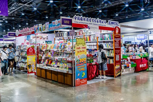 Bangkok 'taki QSNCC' de düzenlenen 53. Ulusal Kitap Fuarı 'nda bir sürü yerli insan alışveriş için kendi isteklerine göre geliyor. Bangkok, Tayland. - 28 Mart 2025.