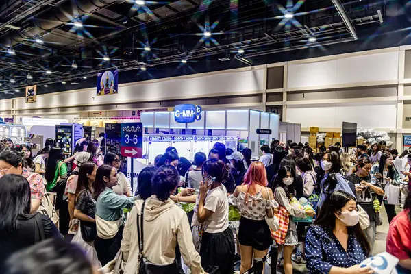 Bangkok 'taki QSNCC' de düzenlenen 53. Ulusal Kitap Fuarı 'nda bir sürü yerli insan alışveriş için kendi isteklerine göre geliyor. Bangkok, Tayland. - 28 Mart 2025.