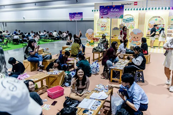 Bangkok 'taki QSNCC' de düzenlenen 53. Ulusal Kitap Fuarı 'nda bir sürü yerli insan alışveriş için kendi isteklerine göre geliyor. Bangkok, Tayland. - 28 Mart 2025.