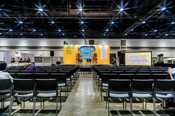 Bangkok 'taki QSNCC' de düzenlenen 53. Ulusal Kitap Fuarı 'nda bir sürü yerli insan alışveriş için kendi isteklerine göre geliyor. Bangkok, Tayland. - 28 Mart 2025.