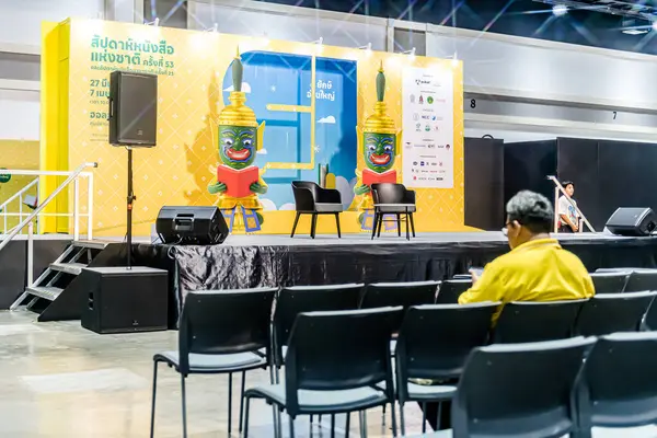 Bangkok 'taki QSNCC' de düzenlenen 53. Ulusal Kitap Fuarı 'nda bir sürü yerli insan alışveriş için kendi isteklerine göre geliyor. Bangkok, Tayland. - 28 Mart 2025.
