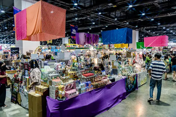 Bangkok 'taki QSNCC' de düzenlenen 53. Ulusal Kitap Fuarı 'nda bir sürü yerli insan alışveriş için kendi isteklerine göre geliyor. Bangkok, Tayland. - 28 Mart 2025.