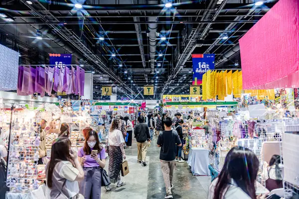 Bangkok 'taki QSNCC' de düzenlenen 53. Ulusal Kitap Fuarı 'nda bir sürü yerli insan alışveriş için kendi isteklerine göre geliyor. Bangkok, Tayland. - 28 Mart 2025.