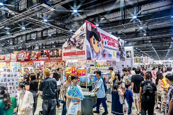 Bangkok 'taki QSNCC' de düzenlenen 53. Ulusal Kitap Fuarı 'nda bir sürü yerli insan alışveriş için kendi isteklerine göre geliyor. Bangkok, Tayland. - 28 Mart 2025.