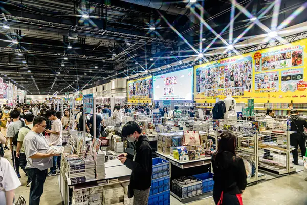 Bangkok 'taki QSNCC' de düzenlenen 53. Ulusal Kitap Fuarı 'nda bir sürü yerli insan alışveriş için kendi isteklerine göre geliyor. Bangkok, Tayland. - 28 Mart 2025.