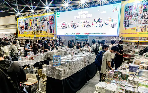 Bangkok 'taki QSNCC' de düzenlenen 53. Ulusal Kitap Fuarı 'nda bir sürü yerli insan alışveriş için kendi isteklerine göre geliyor. Bangkok, Tayland. - 28 Mart 2025.