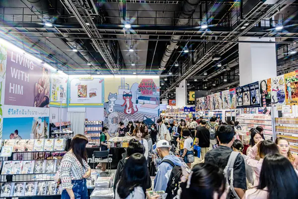 Bangkok 'taki QSNCC' de düzenlenen 53. Ulusal Kitap Fuarı 'nda bir sürü yerli insan alışveriş için kendi isteklerine göre geliyor. Bangkok, Tayland. - 28 Mart 2025.