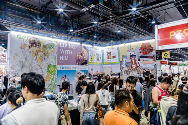 Bangkok 'taki QSNCC' de düzenlenen 53. Ulusal Kitap Fuarı 'nda bir sürü yerli insan alışveriş için kendi isteklerine göre geliyor. Bangkok, Tayland. - 28 Mart 2025.