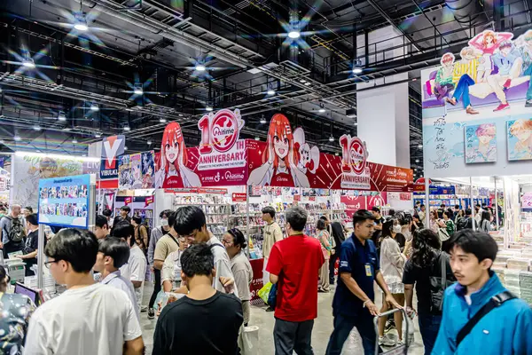 Bangkok 'taki QSNCC' de düzenlenen 53. Ulusal Kitap Fuarı 'nda bir sürü yerli insan alışveriş için kendi isteklerine göre geliyor. Bangkok, Tayland. - 28 Mart 2025.