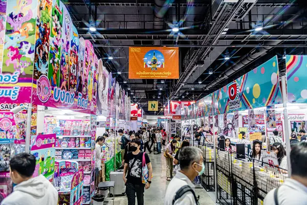 Bangkok 'taki QSNCC' de düzenlenen 53. Ulusal Kitap Fuarı 'nda bir sürü yerli insan alışveriş için kendi isteklerine göre geliyor. Bangkok, Tayland. - 28 Mart 2025.