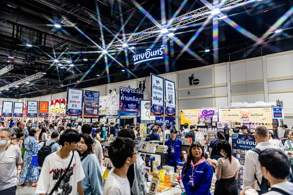 Bangkok 'taki QSNCC' de düzenlenen 53. Ulusal Kitap Fuarı 'nda bir sürü yerli insan alışveriş için kendi isteklerine göre geliyor. Bangkok, Tayland. - 28 Mart 2025.