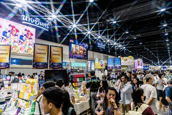 Bangkok 'taki QSNCC' de düzenlenen 53. Ulusal Kitap Fuarı 'nda bir sürü yerli insan alışveriş için kendi isteklerine göre geliyor. Bangkok, Tayland. - 28 Mart 2025.