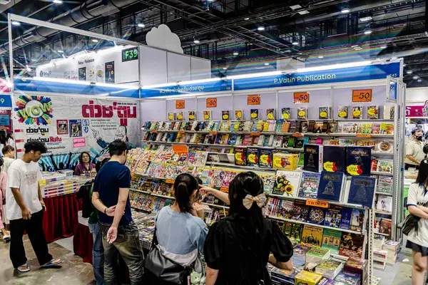 Bangkok 'taki QSNCC' de düzenlenen 53. Ulusal Kitap Fuarı 'nda bir sürü yerli insan alışveriş için kendi isteklerine göre geliyor. Bangkok, Tayland. - 28 Mart 2025.