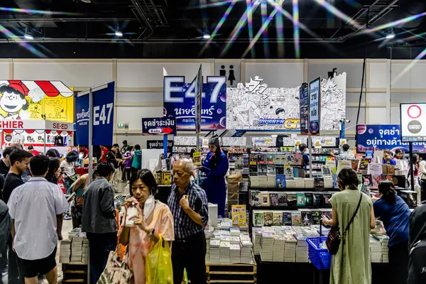 Bangkok 'taki QSNCC' de düzenlenen 53. Ulusal Kitap Fuarı 'nda bir sürü yerli insan alışveriş için kendi isteklerine göre geliyor. Bangkok, Tayland. - 28 Mart 2025.
