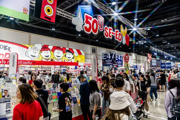 Bangkok 'taki QSNCC' de düzenlenen 53. Ulusal Kitap Fuarı 'nda bir sürü yerli insan alışveriş için kendi isteklerine göre geliyor. Bangkok, Tayland. - 28 Mart 2025.