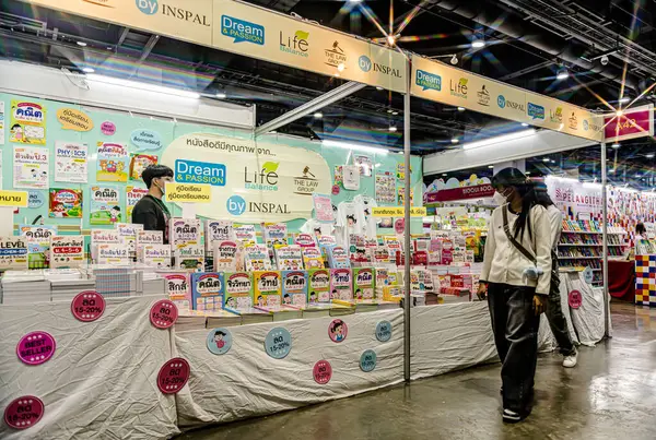 Bangkok 'taki QSNCC' de düzenlenen 53. Ulusal Kitap Fuarı 'nda bir sürü yerli insan alışveriş için kendi isteklerine göre geliyor. Bangkok, Tayland. - 28 Mart 2025.