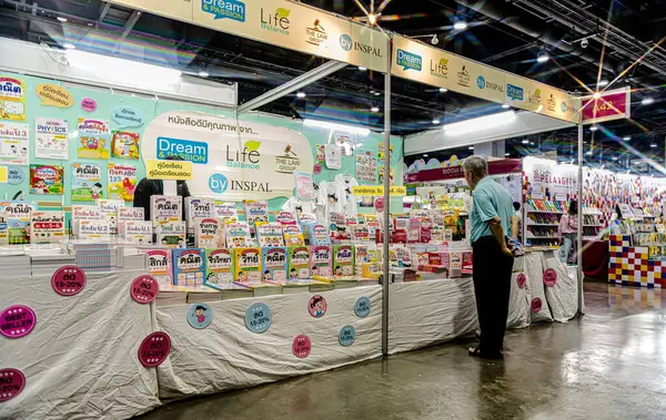 Bangkok 'taki QSNCC' de düzenlenen 53. Ulusal Kitap Fuarı 'nda bir sürü yerli insan alışveriş için kendi isteklerine göre geliyor. Bangkok, Tayland. - 28 Mart 2025.