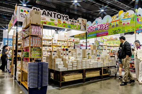 Bangkok 'taki QSNCC' de düzenlenen 53. Ulusal Kitap Fuarı 'nda bir sürü yerli insan alışveriş için kendi isteklerine göre geliyor. Bangkok, Tayland. - 28 Mart 2025.