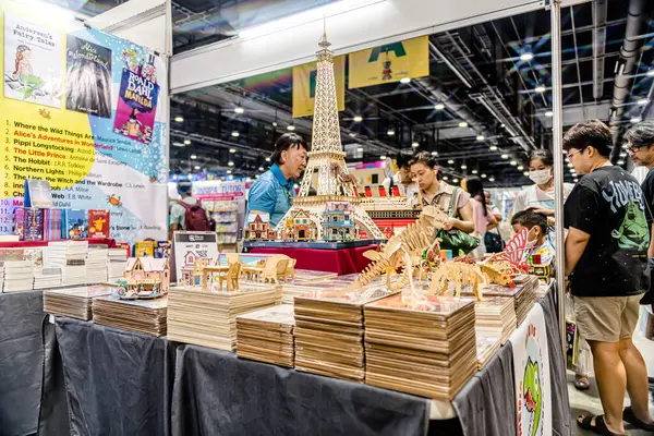 Bangkok 'taki QSNCC' de düzenlenen 53. Ulusal Kitap Fuarı 'nda bir sürü yerli insan alışveriş için kendi isteklerine göre geliyor. Bangkok, Tayland. - 28 Mart 2025.