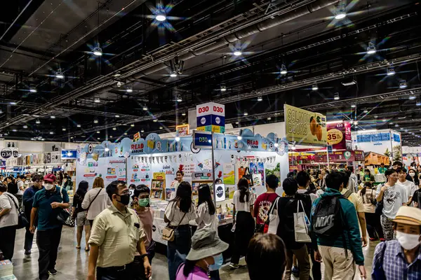 Bangkok 'taki QSNCC' de düzenlenen 53. Ulusal Kitap Fuarı 'nda bir sürü yerli insan alışveriş için kendi isteklerine göre geliyor. Bangkok, Tayland. - 28 Mart 2025.