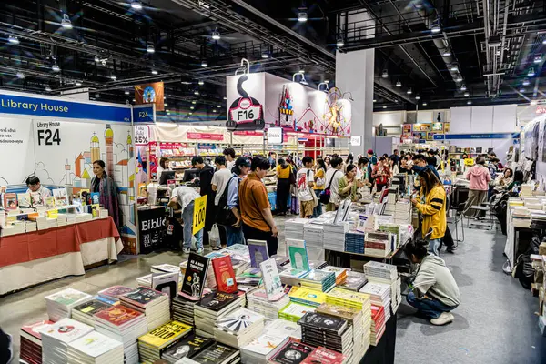Bangkok 'taki QSNCC' de düzenlenen 53. Ulusal Kitap Fuarı 'nda bir sürü yerli insan alışveriş için kendi isteklerine göre geliyor. Bangkok, Tayland. - 28 Mart 2025.