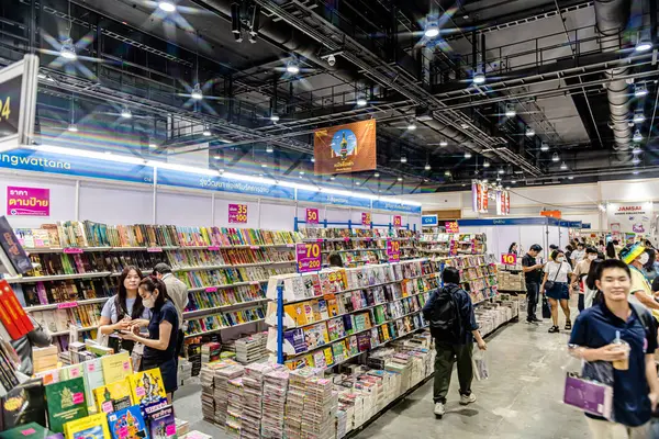 Bangkok 'taki QSNCC' de düzenlenen 53. Ulusal Kitap Fuarı 'nda bir sürü yerli insan alışveriş için kendi isteklerine göre geliyor. Bangkok, Tayland. - 28 Mart 2025.