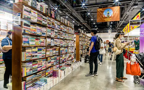Bangkok 'taki QSNCC' de düzenlenen 53. Ulusal Kitap Fuarı 'nda bir sürü yerli insan alışveriş için kendi isteklerine göre geliyor. Bangkok, Tayland. - 28 Mart 2025.