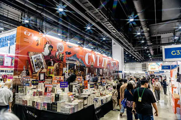 Bangkok 'taki QSNCC' de düzenlenen 53. Ulusal Kitap Fuarı 'nda bir sürü yerli insan alışveriş için kendi isteklerine göre geliyor. Bangkok, Tayland. - 28 Mart 2025.