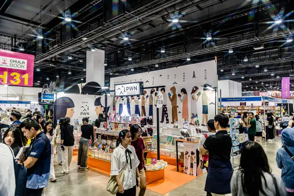 Bangkok 'taki QSNCC' de düzenlenen 53. Ulusal Kitap Fuarı 'nda bir sürü yerli insan alışveriş için kendi isteklerine göre geliyor. Bangkok, Tayland. - 28 Mart 2025.