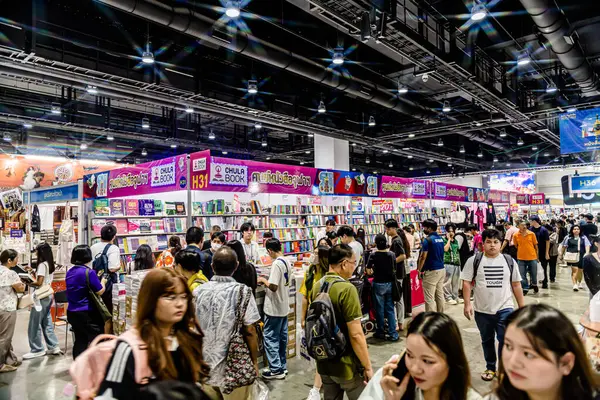 Bangkok 'taki QSNCC' de düzenlenen 53. Ulusal Kitap Fuarı 'nda bir sürü yerli insan alışveriş için kendi isteklerine göre geliyor. Bangkok, Tayland. - 28 Mart 2025.