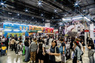 Bangkok 'taki QSNCC' de düzenlenen 53. Ulusal Kitap Fuarı 'nda bir sürü yerli insan alışveriş için kendi isteklerine göre geliyor. Bangkok, Tayland. - 28 Mart 2025.