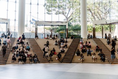 Bangkok 'taki QSNCC' de düzenlenen 53. Ulusal Kitap Fuarı 'nda bir sürü yerli insan alışveriş için kendi isteklerine göre geliyor. Bangkok, Tayland. - 28 Mart 2025.