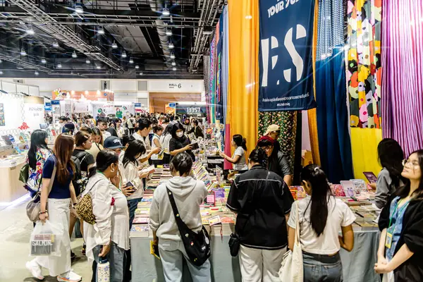 Bangkok 'taki QSNCC' de düzenlenen 53. Ulusal Kitap Fuarı 'nda bir sürü yerli insan alışveriş için kendi isteklerine göre geliyor. Bangkok, Tayland. - 28 Mart 2025.