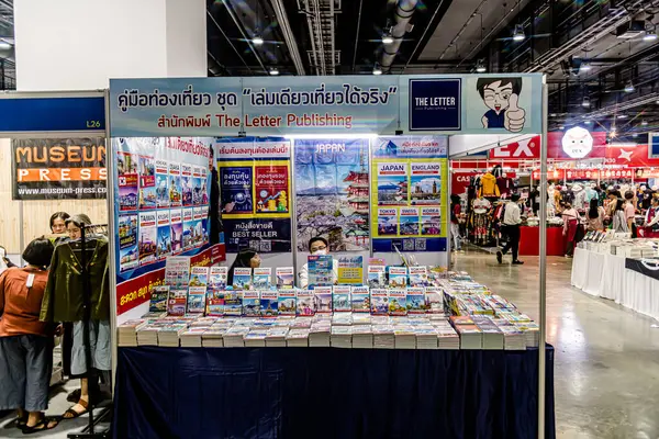 Bangkok 'taki QSNCC' de düzenlenen 53. Ulusal Kitap Fuarı 'nda bir sürü yerli insan alışveriş için kendi isteklerine göre geliyor. Bangkok, Tayland. - 28 Mart 2025.