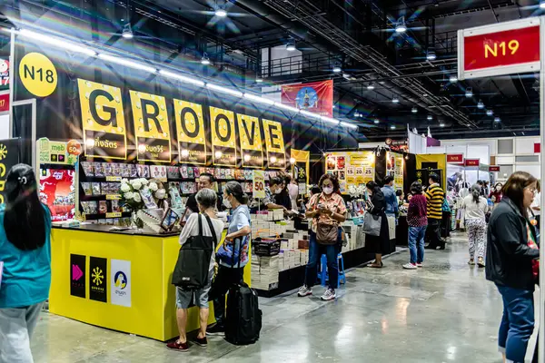 Bangkok 'taki QSNCC' de düzenlenen 53. Ulusal Kitap Fuarı 'nda bir sürü yerli insan alışveriş için kendi isteklerine göre geliyor. Bangkok, Tayland. - 28 Mart 2025.
