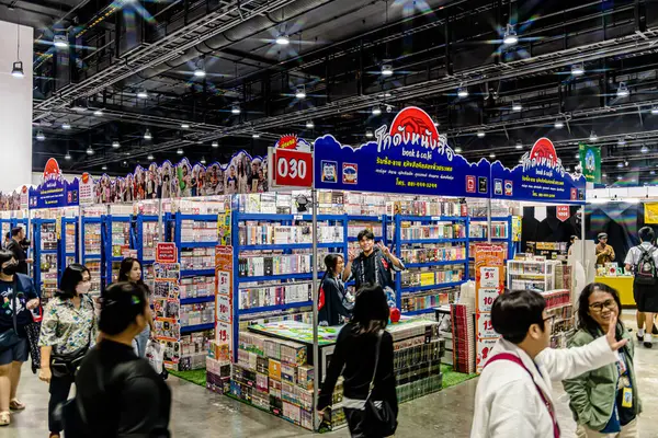 Bangkok 'taki QSNCC' de düzenlenen 53. Ulusal Kitap Fuarı 'nda bir sürü yerli insan alışveriş için kendi isteklerine göre geliyor. Bangkok, Tayland. - 28 Mart 2025.