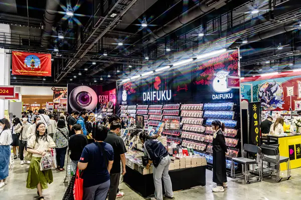 Bangkok 'taki QSNCC' de düzenlenen 53. Ulusal Kitap Fuarı 'nda bir sürü yerli insan alışveriş için kendi isteklerine göre geliyor. Bangkok, Tayland. - 28 Mart 2025.