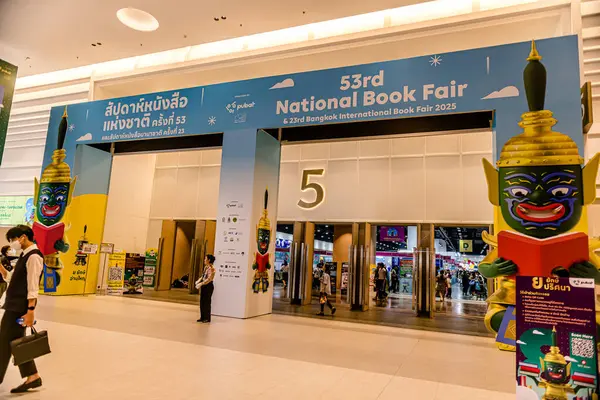 Bangkok 'taki QSNCC' de düzenlenen 53. Ulusal Kitap Fuarı 'nda bir sürü yerli insan alışveriş için kendi isteklerine göre geliyor. Bangkok, Tayland. - 28 Mart 2025.