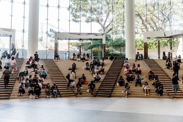 Bangkok 'taki QSNCC' de düzenlenen 53. Ulusal Kitap Fuarı 'nda bir sürü yerli insan alışveriş için kendi isteklerine göre geliyor. Bangkok, Tayland. - 28 Mart 2025.