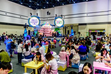 Bangkok, Tayland. - 28 Mart 2025: Bangkok 'taki QSNCC' de 2025 Tayland Turizm Festivali 'nde birçok yerli, ziyaretçi ve turist alışverişe geldi..