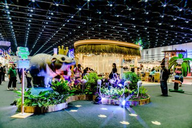 Bangkok, Tayland. - 28 Mart 2025: Bangkok 'taki QSNCC' de 2025 Tayland Turizm Festivali 'nde birçok yerli, ziyaretçi ve turist alışverişe geldi..