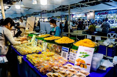 Bangkok, Tayland. - 28 Mart 2025: Bangkok 'taki QSNCC' de 2025 Tayland Turizm Festivali 'nde birçok yerli, ziyaretçi ve turist alışverişe geldi..