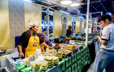 Bangkok, Tayland. - 28 Mart 2025: Bangkok 'taki QSNCC' de 2025 Tayland Turizm Festivali 'nde birçok yerli, ziyaretçi ve turist alışverişe geldi..