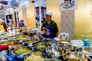 Bangkok, Tayland. - 28 Mart 2025: Bangkok 'taki QSNCC' de 2025 Tayland Turizm Festivali 'nde birçok yerli, ziyaretçi ve turist alışverişe geldi..