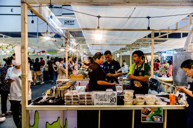 Bangkok, Tayland. - 28 Mart 2025: Bangkok 'taki QSNCC' de 2025 Tayland Turizm Festivali 'nde birçok yerli, ziyaretçi ve turist alışverişe geldi..